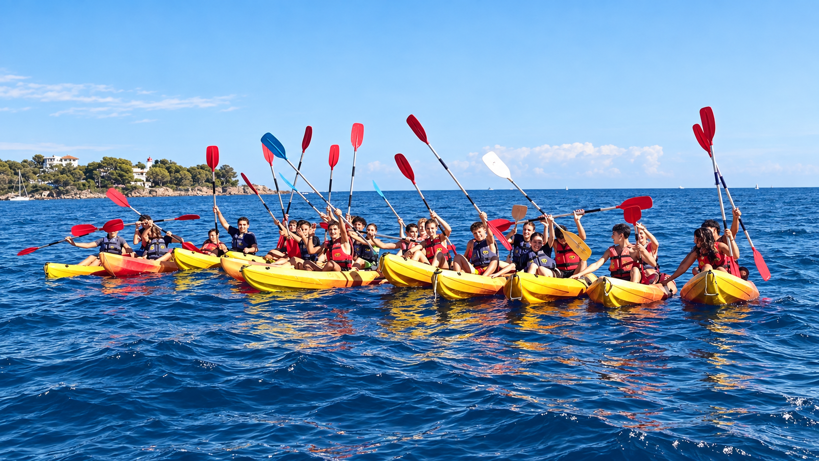 Deux élèves progressent en kayak de mer dans la baie d’Agay